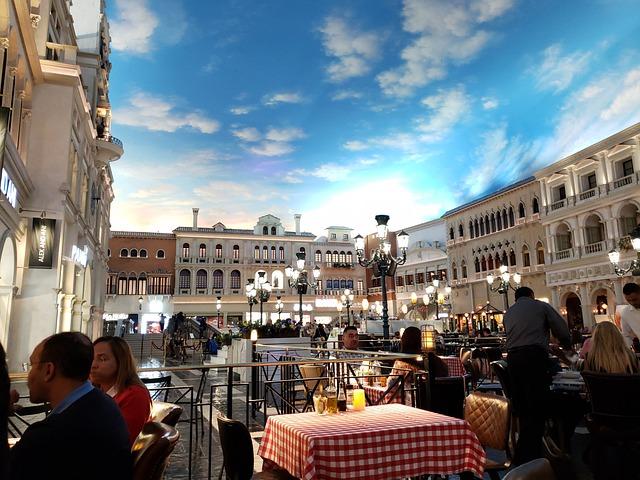 מסעדה בתוך מלון ונציה (וניישן) - שם השמיים תמיד בהירים בגלל ציורי התקרה