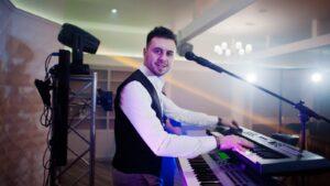 קייל מרטין ולהקתו מופיעים על הבמה במופע Piano Man בלאס וגאס